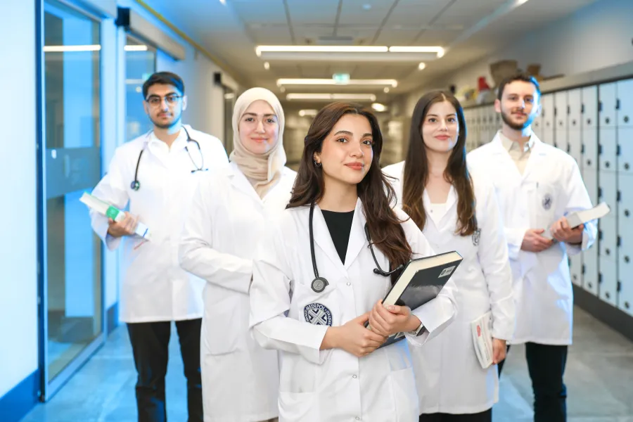 Étudiants en blouse blanche dans le couloir d'un établissement de santé