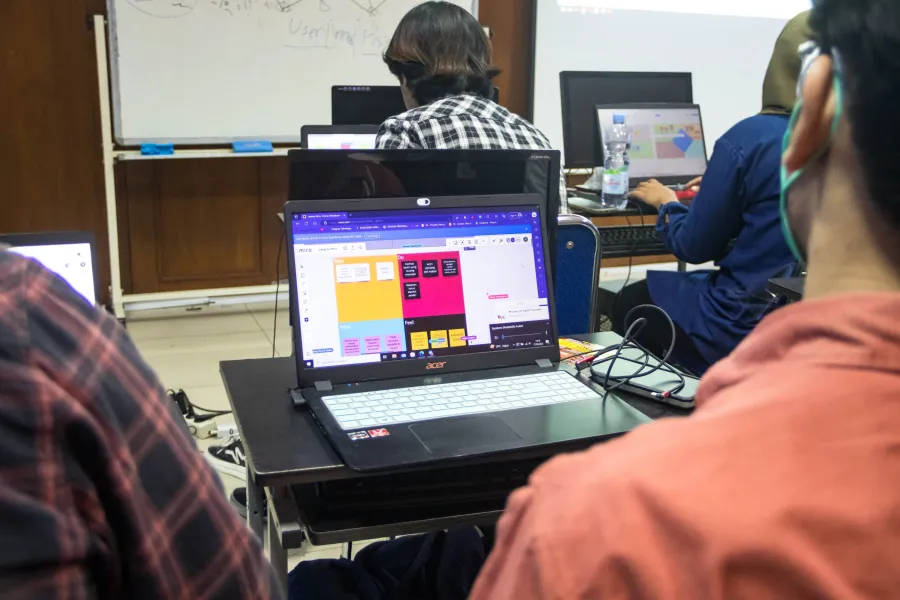 Étudiants en atelier de développement sur ordinateurs portables
