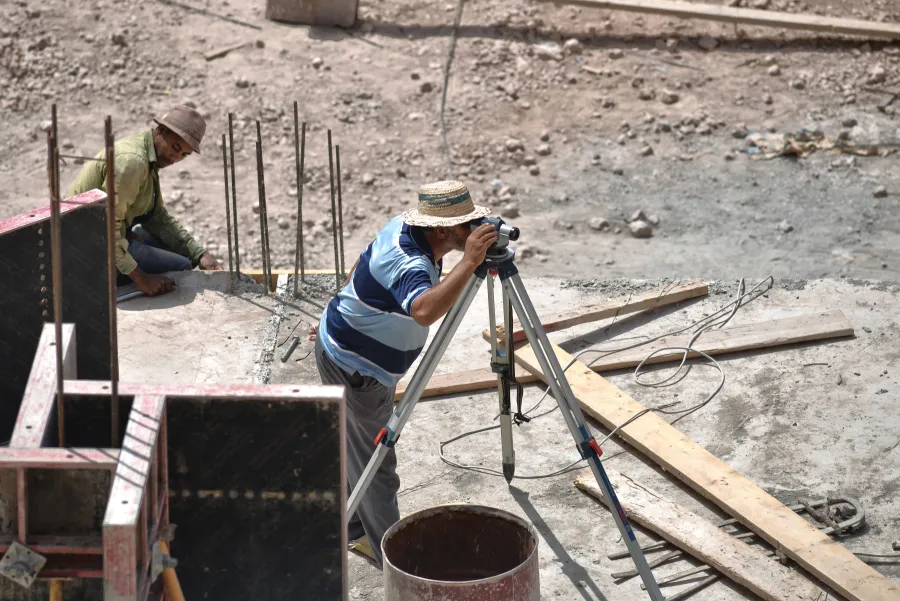 Relevé au niveau optique sur un chantier de construction