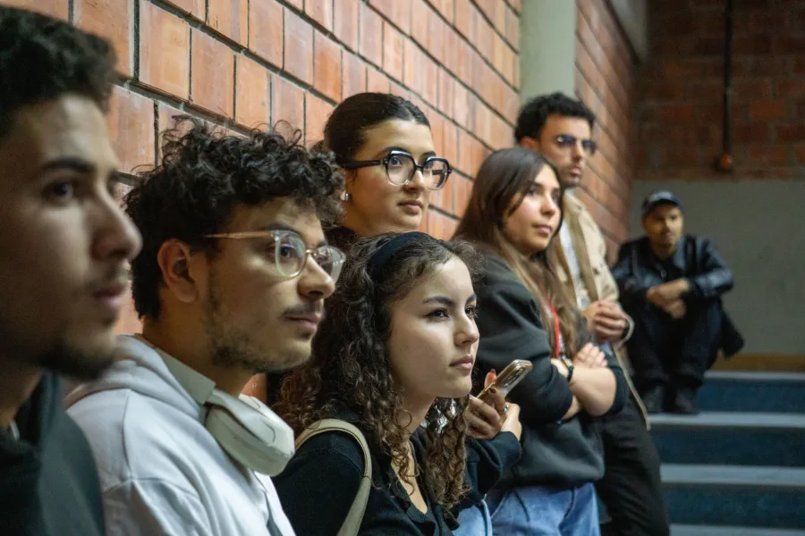 Groupe d'étudiants attentifs pendant une présentation